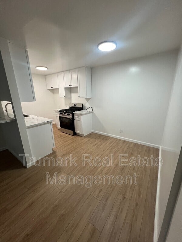 Foto del edificio - 2719 Montrose Ave