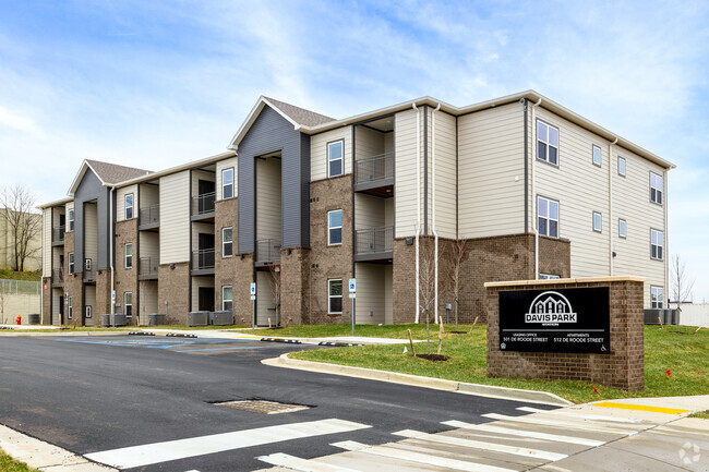 Foto del edificio - Davis Park Station - NOW Leasing!