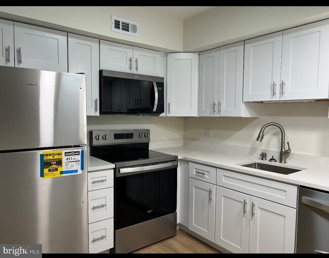 Building Photo - 5200 Hilltop Dr