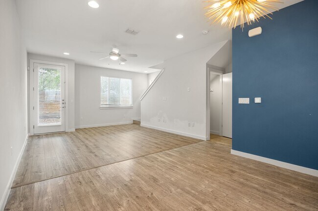 Foto del edificio - Modern South Austin Townhome | 2BR + 2.5BA Near Downtown