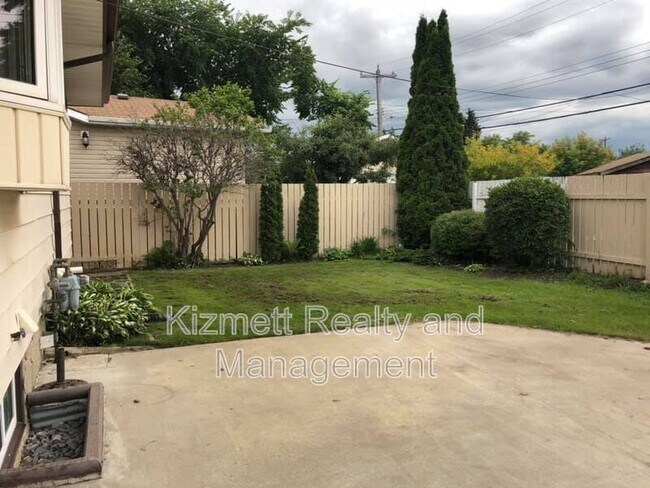 Photo du bâtiment - 8708 Meadowlark Rd NW