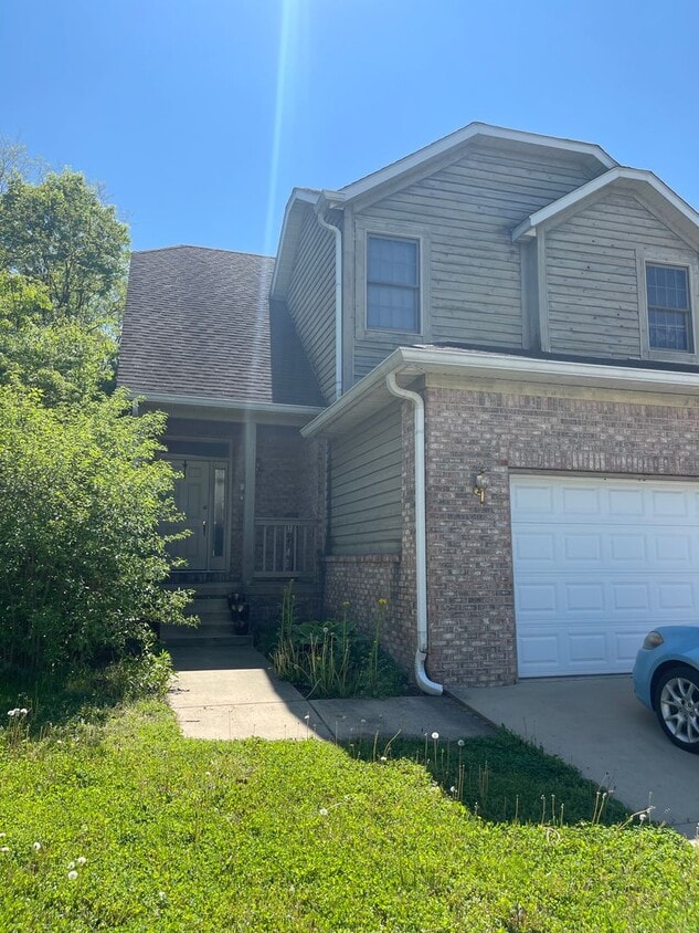 Building Photo - Large 3 Bedroom Home
