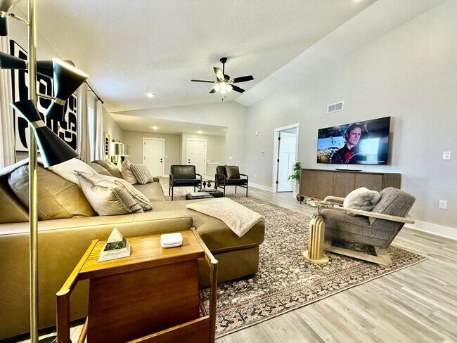 Foto del edificio - New 5BR Retreat With Hot Tub 2 Living Areas WC, OH