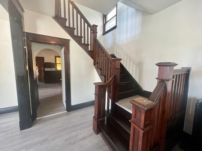 Building Photo - Must See! - Charming 3 Bedroom 2 Bathroom ...