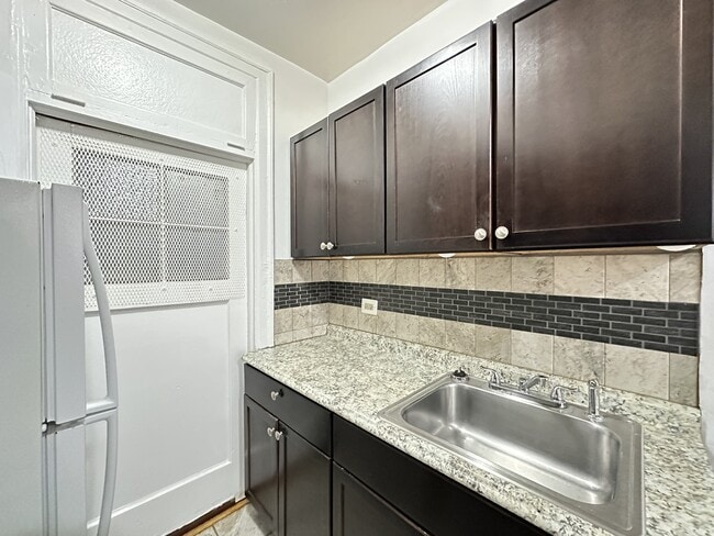 Foto del edificio - 1363 W Estes Ave