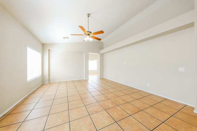 Building Photo - 3915 W Buckskin Trail