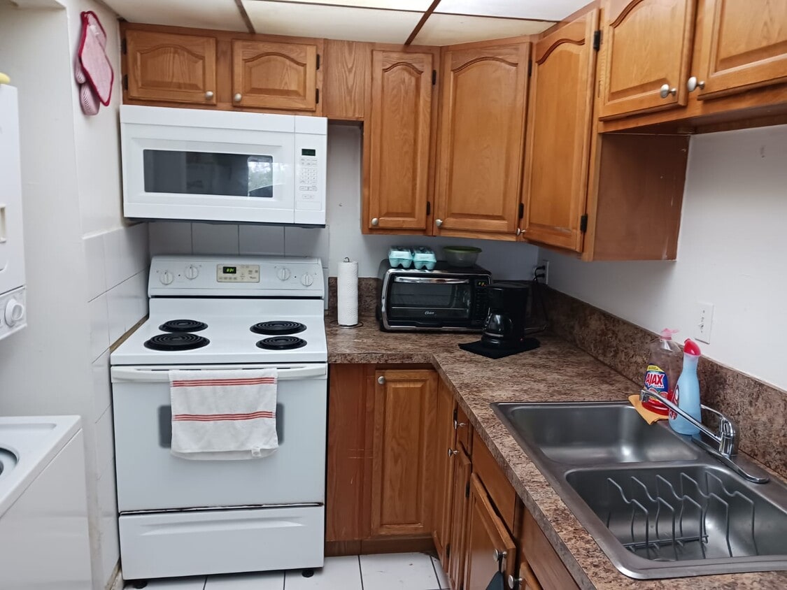 10000 NW 80th Ct Unit 2415, Hialeah Gardens, FL 33016 Condo for Rent