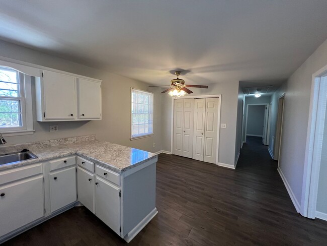 Foto del edificio - Cute 3BR 1.5BA Home in Smyrna - Large Back...