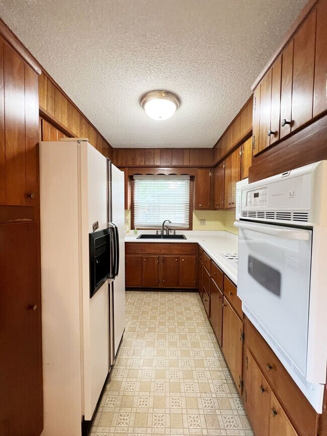 Building Photo - SEE IT NOW: Charming 3-Bedroom Home with S...