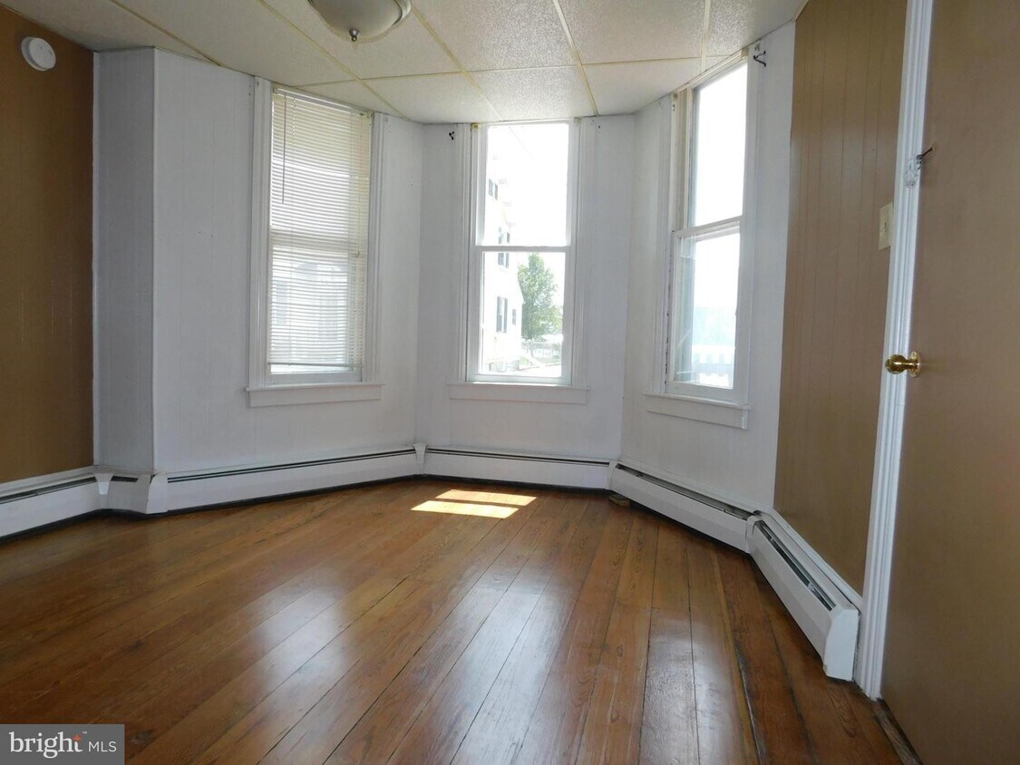 Primary Photo - 30 E Madison St