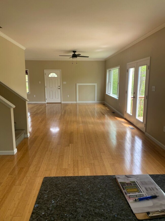 Foto del edificio - 4BR, 2.5 Ba home on Honeysuckle Hill in town