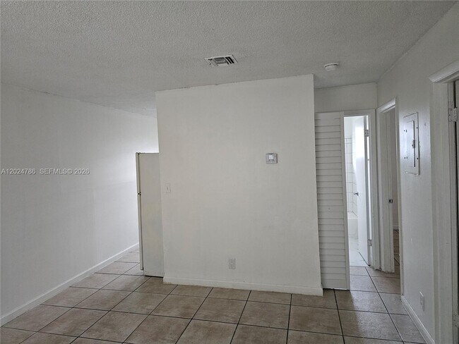 Foto del edificio - 2451 NW 8th Pl