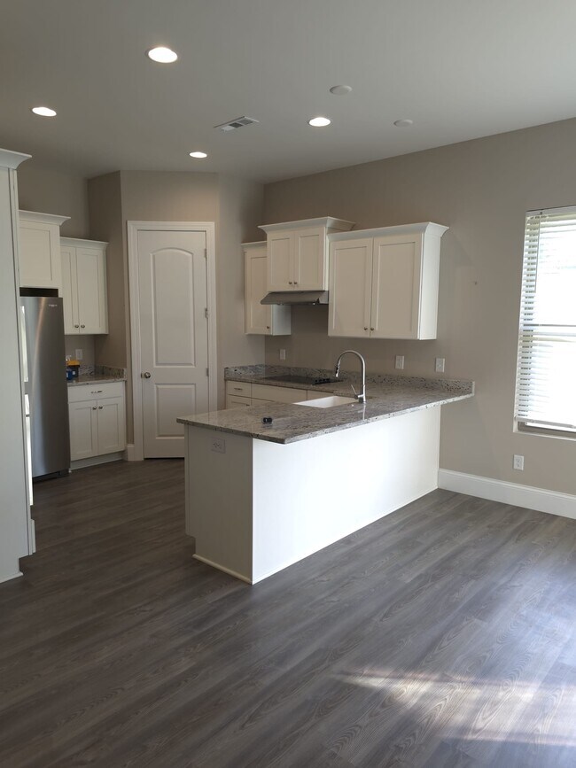 Building Photo - 3122 Burts Xing
