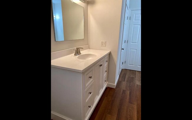 Foto del edificio - 2064 Mineral Spring Ave