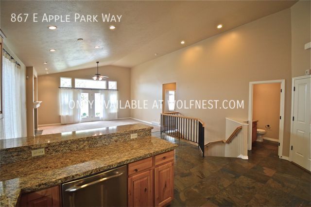 Building Photo - Luxurious 3 Bed (plus Office/Den) - Millcr...