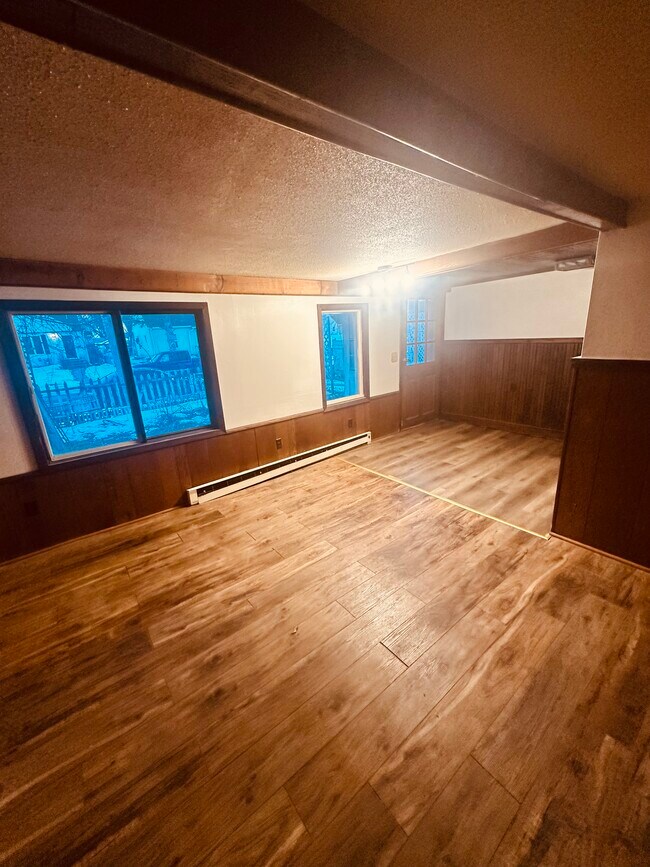 Building Photo - 1995 Cottage Ave E