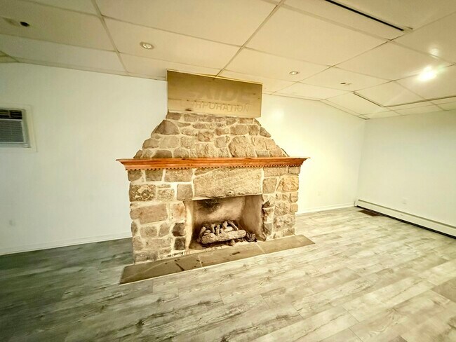 Foto del edificio - 145 Spring Valley Rd