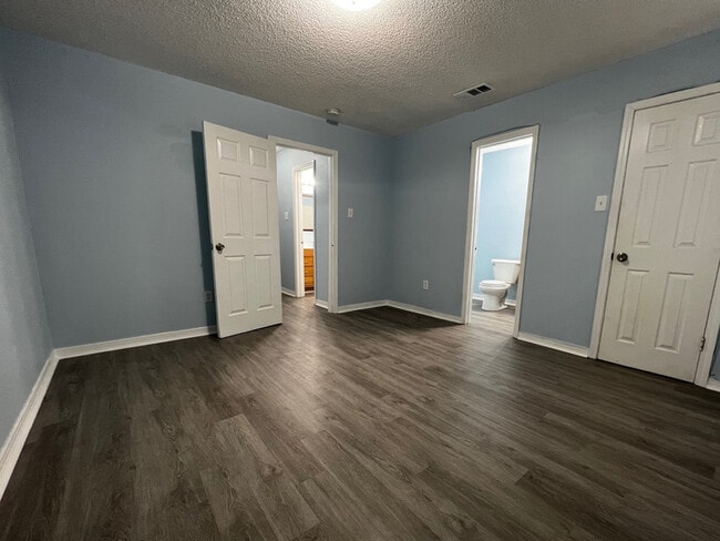 Foto del edificio - 2820 Pakenham Dr