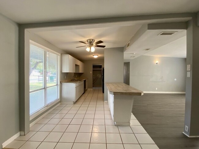 Building Photo - Nice College Hills 3 bedroom/1bath home AV...