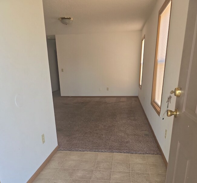 Foto del edificio - Great 3 Bed 2 Bath 2 Car Garage Flat Duplex- Pets ok!