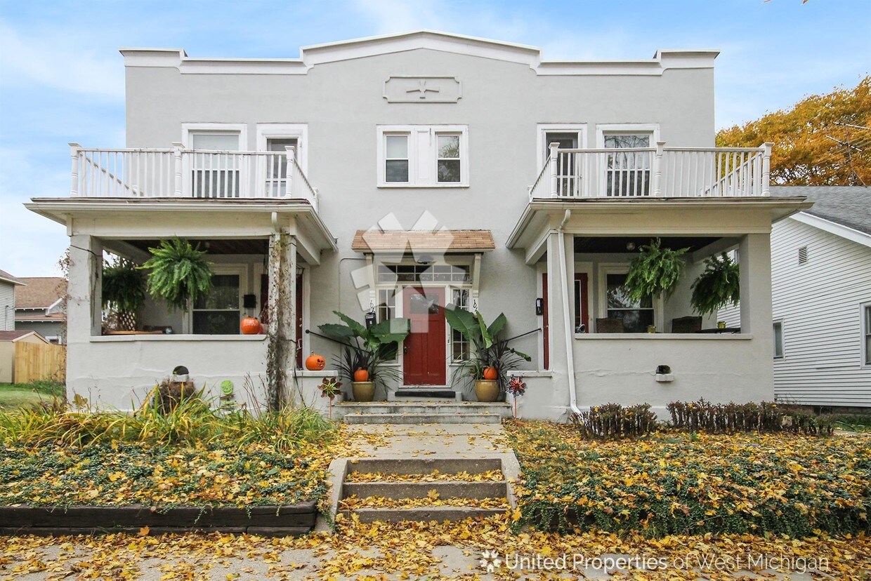 Primary Photo - 1015 Fremont Ave NW