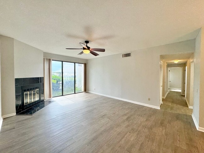 Building Photo - Ground Floor Condo - Park Lake
