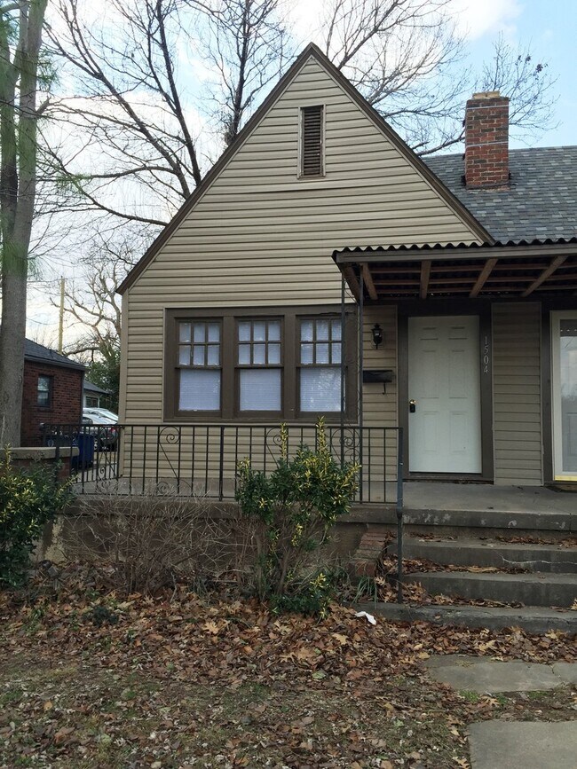 Building Photo - Charming 1930's 1 Bedroom!