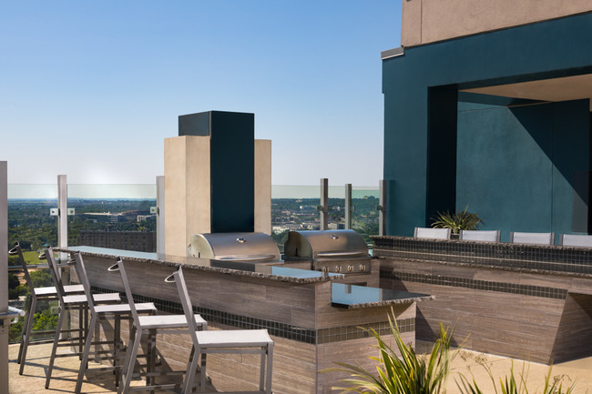 Built-in outdoor kitchen with BBQ grills - SkyHouse Austin