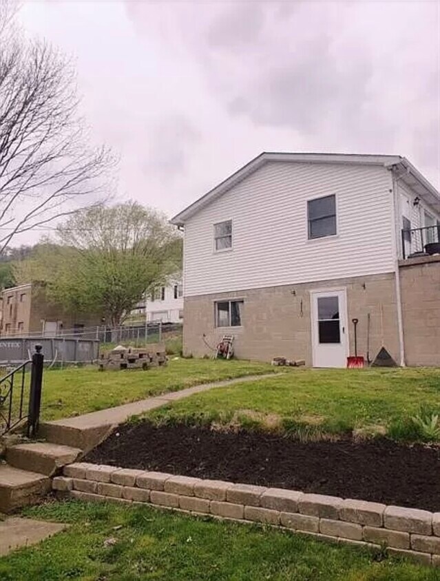 Front of House - 220 W 10th Ave