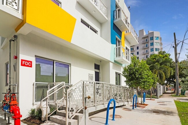 Foto del edificio - 121 NW 7th Ave