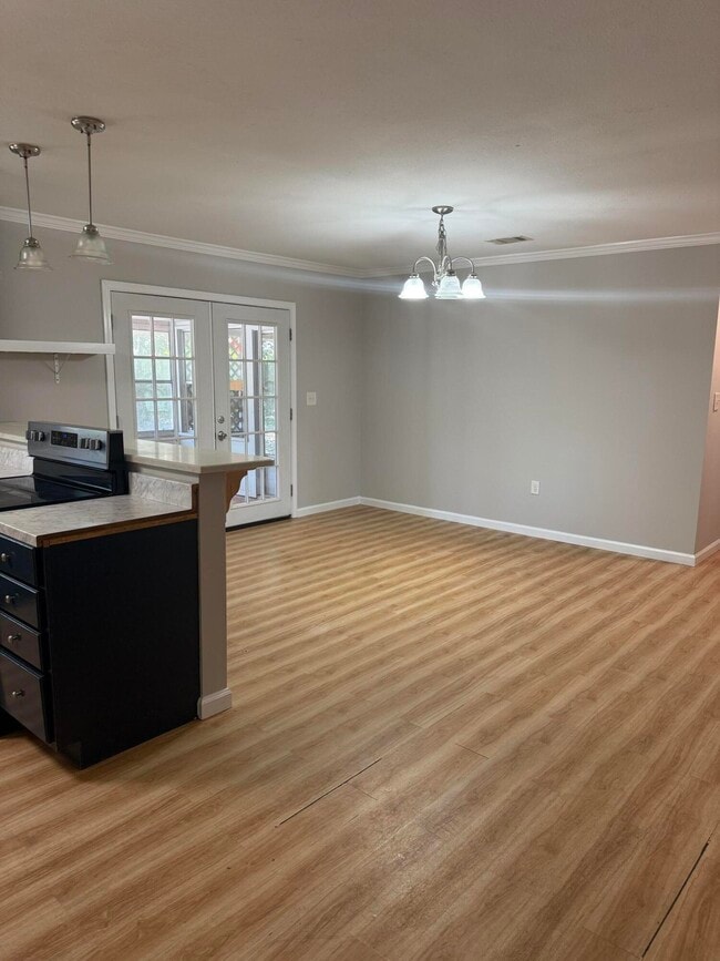 Building Photo - 700 Mayflower Ave