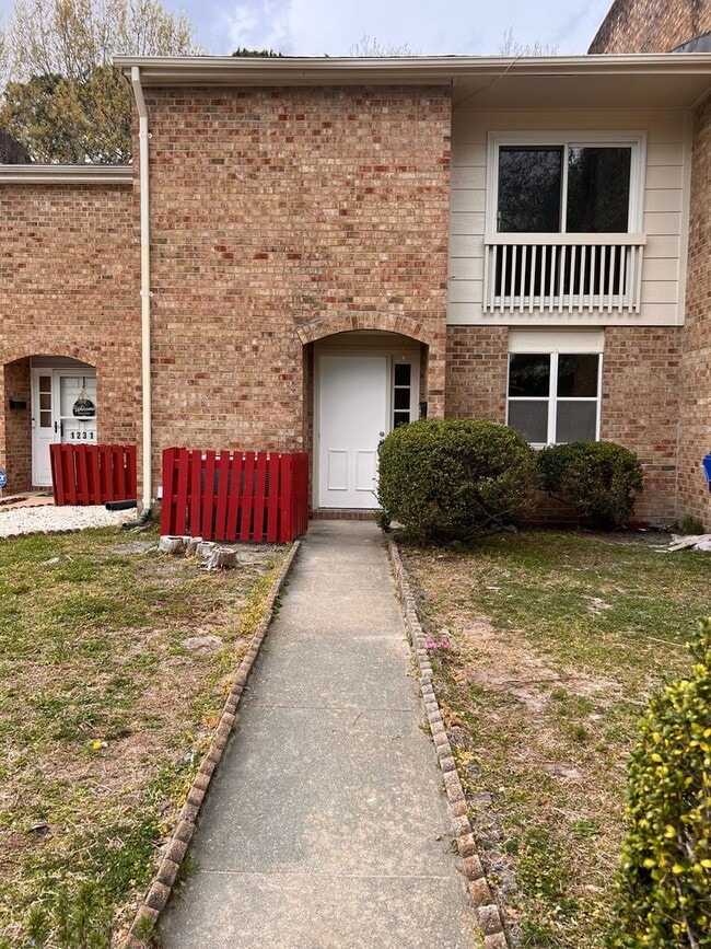 Building Photo - 1233 Glyndon Dr