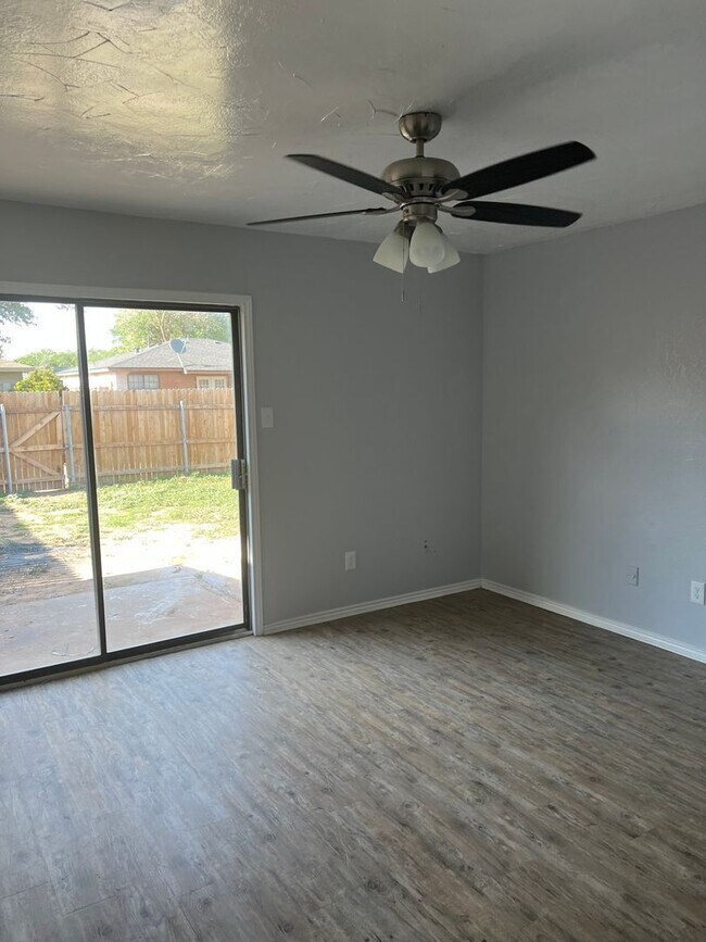 Building Photo - Available June 1st, 2 bedrooms 2 bathrooms...