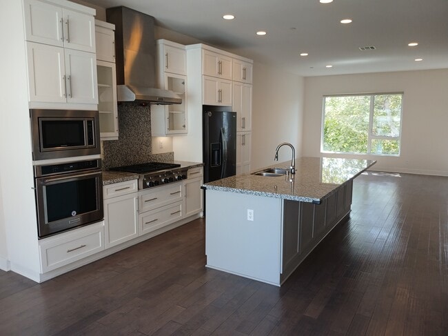 Building Photo - 135 W Live Oak Ave
