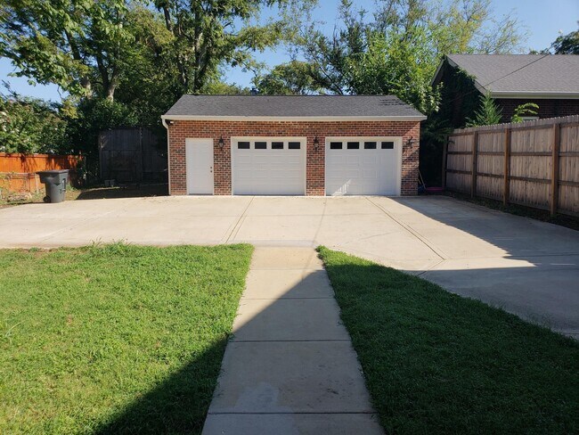 Building Photo - 2502 W Linden Ave
