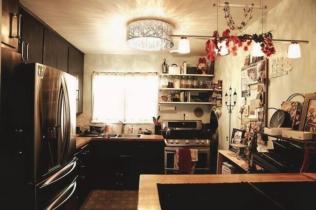 Building Photo - 1720 E 2nd St