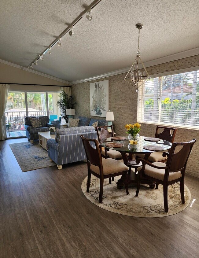 Foto principal - 19218 Glenmoor Dr
