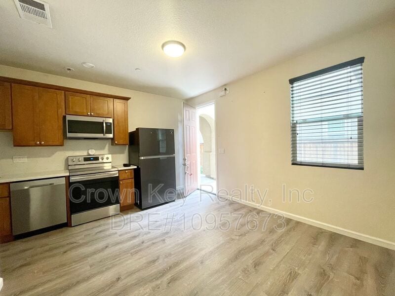 Primary Photo - 661 W Huntington Ave