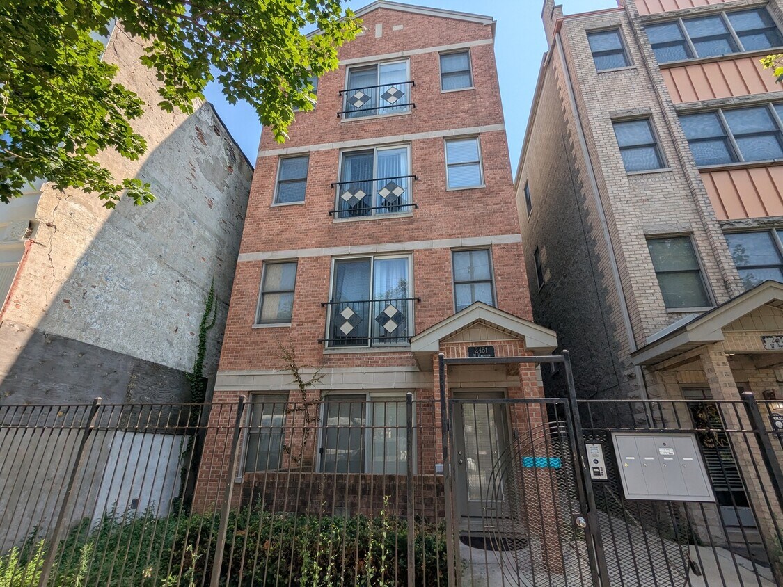 Primary Photo - 2451 W Harrison St