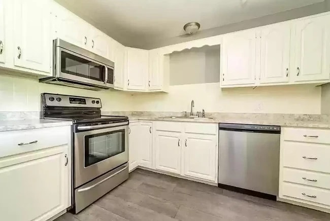 Kitchen - 10200 Fraizer St NE