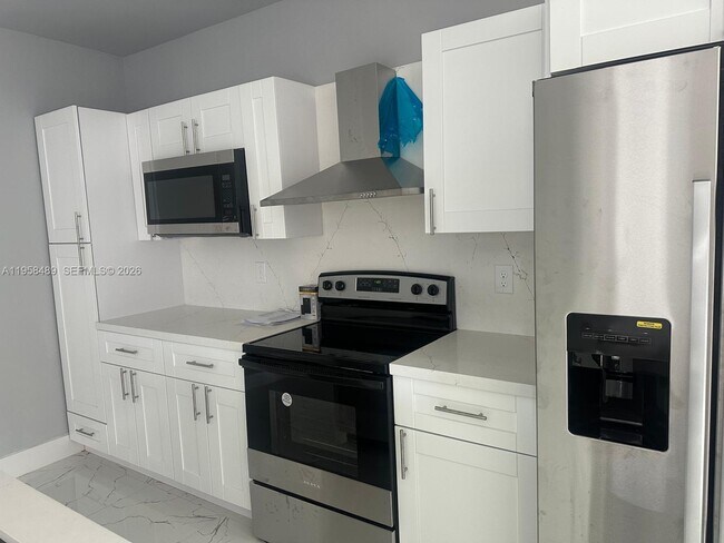 Foto del edificio - 868 Cervantes St E