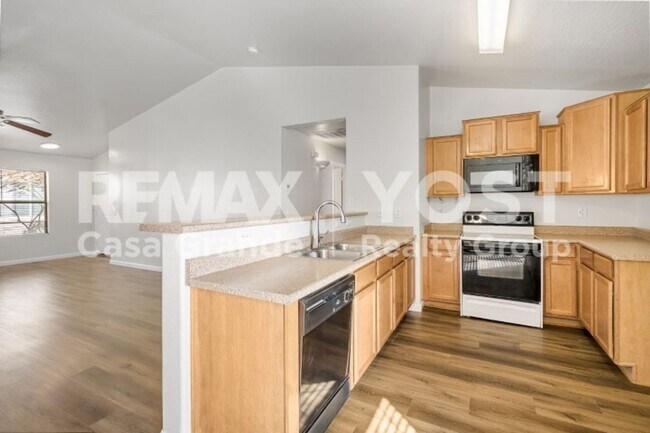 Foto del edificio - Sunshine, Space & a Backyard to Enjoy!