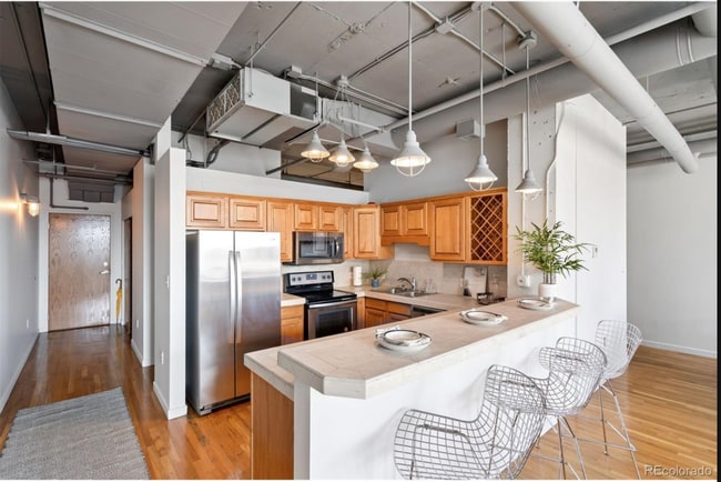 Building Photo - Beautifully Renovated Skyloft One-Bedroom — Available for Move-In May 10th