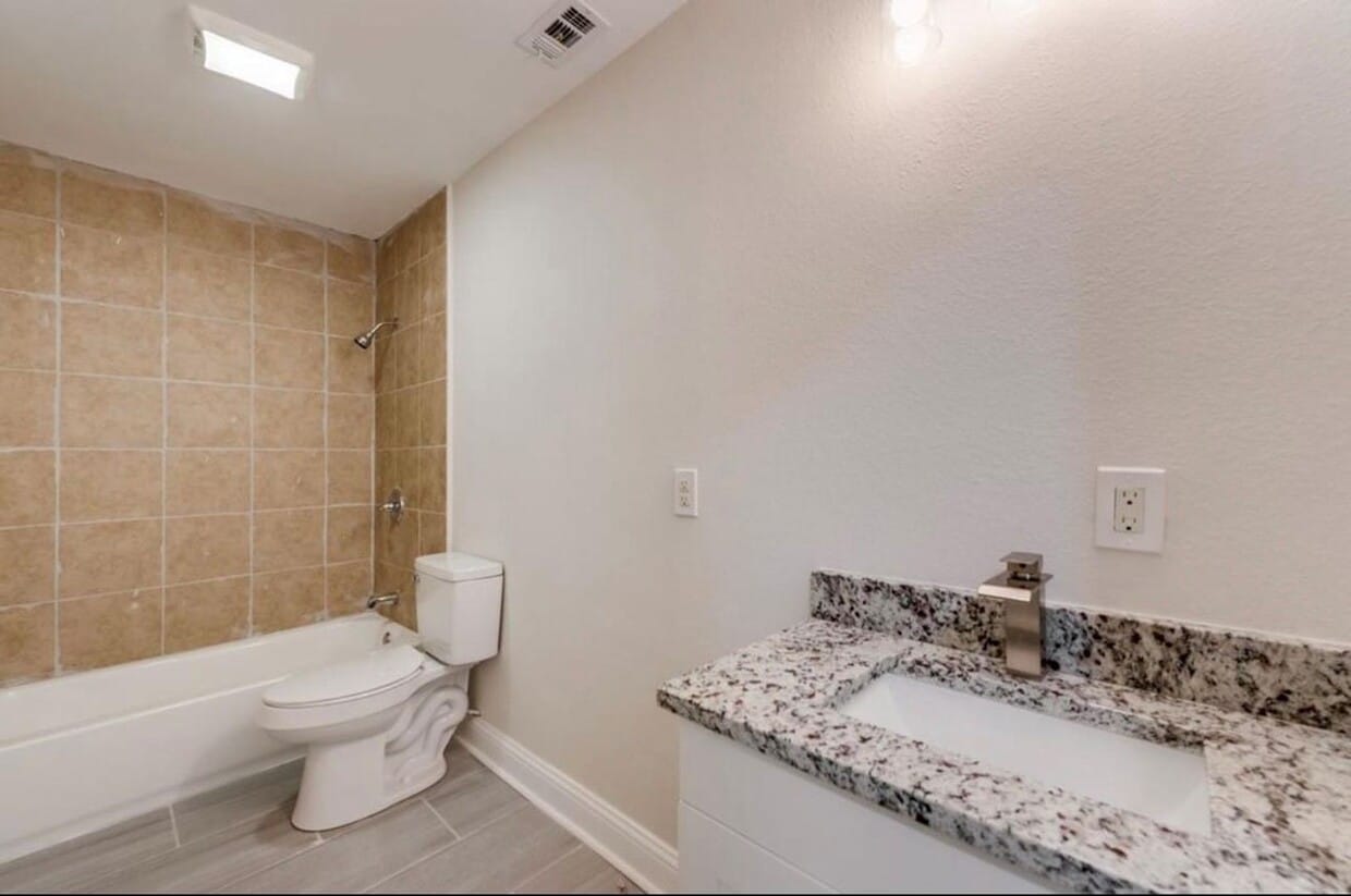 Building Photo - Newly Renovated Duplex in the Heart of Dal...