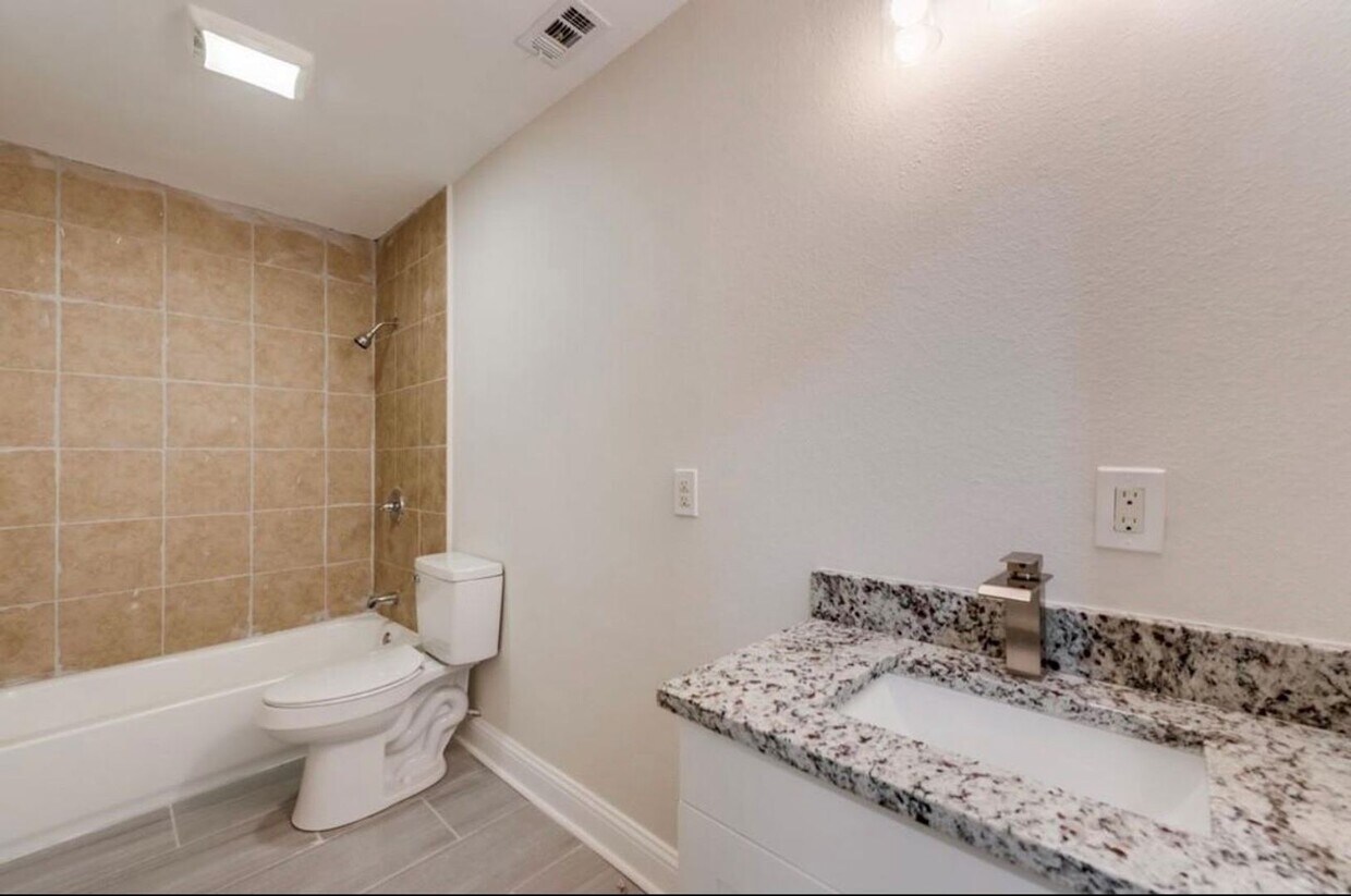 Foto del edificio - Newly Renovated Duplex in the Heart of Dal...