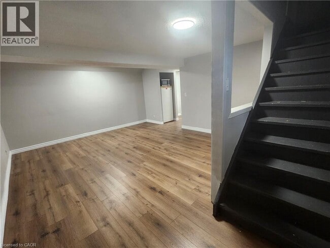 Building Photo - 197B CEDARVALE Crescent Unit# Lower