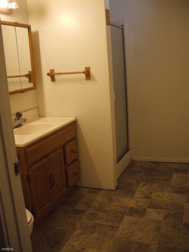 Building Photo - 3 br, 1 bath Apartment - 109 W. 2ND ST.