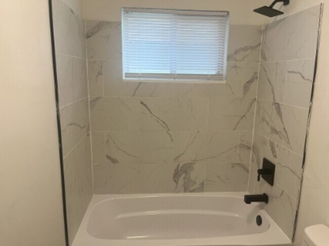 Foto del edificio - 3 Bed 1 Bath Available Now!