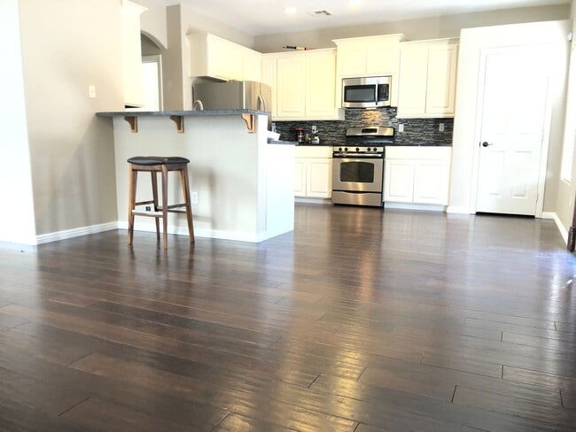 Building Photo - 3 BEDROOM & 2.5 BATH TOWNHOME LOCATED IN G...