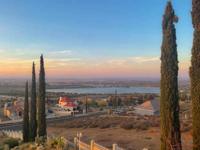 Foto del edificio - 238 Lakeview Dr